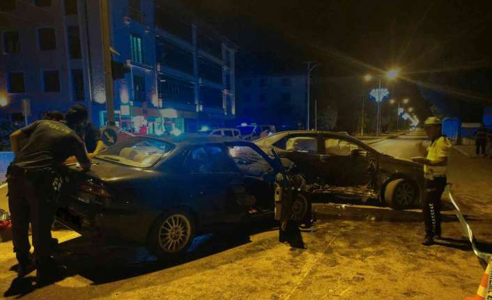 Erzincan’da iki otomobilin çarpıştığı kazada 6 kişi yaralandı.