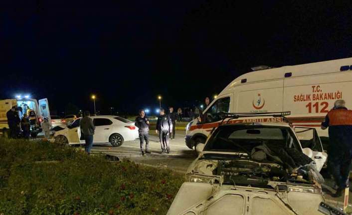 ERZİNCAN’DA İKİ OTOMOBİLİN ÇARPIŞMASI SONUCU MEYDANA GELEN TRAFİK KAZASINDA 7