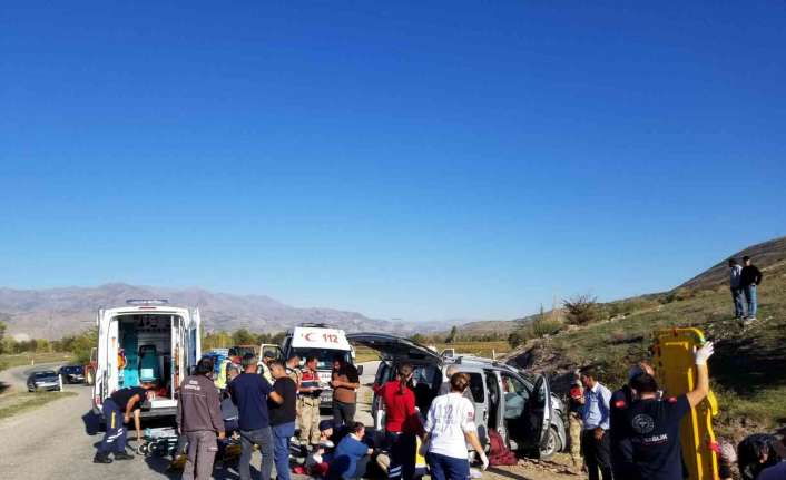 Erzincan’da iki otomobilin çarpışması sonuç meydana gelen trafik kazasında 7