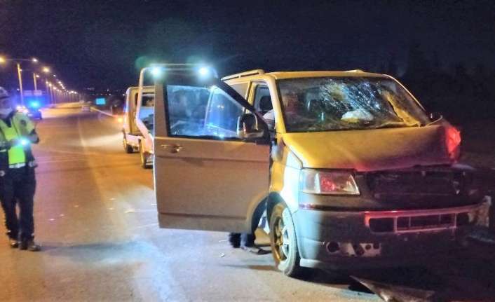 Erzincan’da minibüsün bariyere çarpması