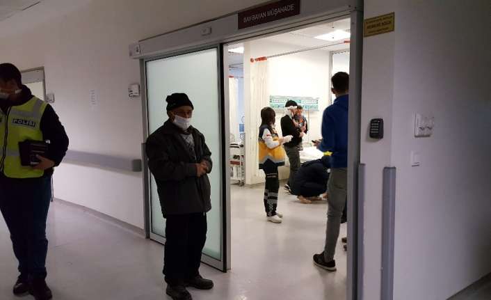 Erzincan’ın Refahiye ilçesinde karlı yolda kayan otomobil yol kenarına devrildi.