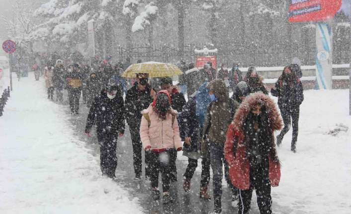 Erzincan’da etkili olan yoğun kar yağışı ve olumsuz hava koşulları