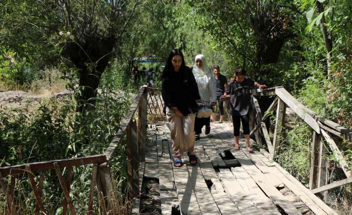 Erzincan’ın Çağlayan beldesinde bulunan ve her mevsim ziyaretçilerine ayrı bir