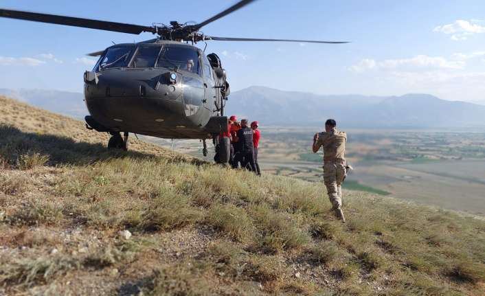 Erzincan'da uçurumdan düşen jeoloji mühendisi yaralandı Erzincan Küçükçakırman köyü’nde çalışma yürüten jeoloji mühendisleri uçurumdan düşerek yaralandı.