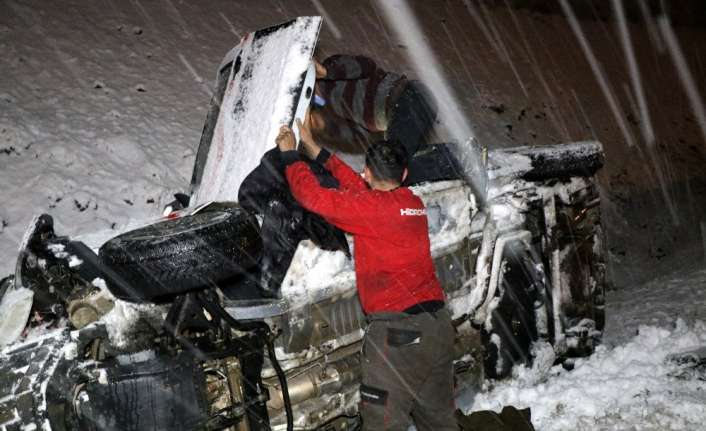 Erzincan’da etkili olan kar yağışı ve tipi ulaşımda aksamalara neden