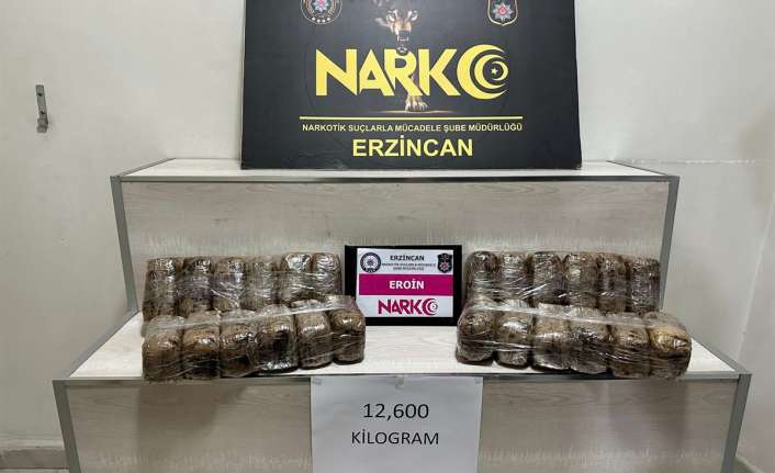 Erzincan’da uyşturucu operasyonu: 12 kilo 600 gram eroin ele geçirildi Erzincan’da uygulama noktasında durdurulan yolcu otobüsünde 12 kilo 600 gram