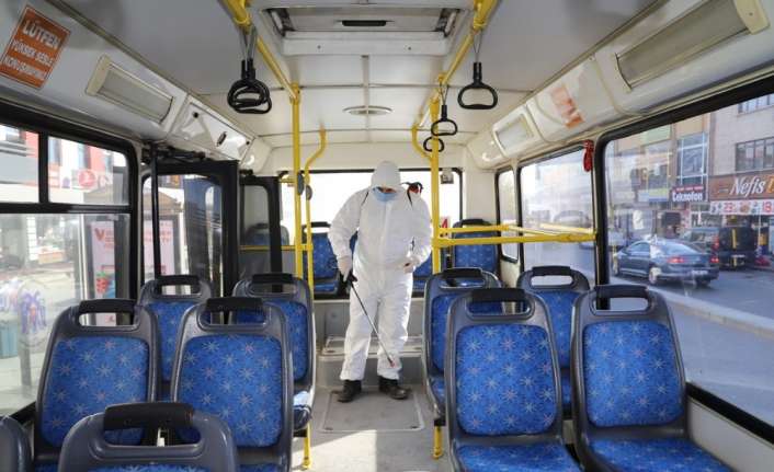 Erzincan’da vatandaşların yoğun olarak kullandığı alanlar dezenfekte edildi.