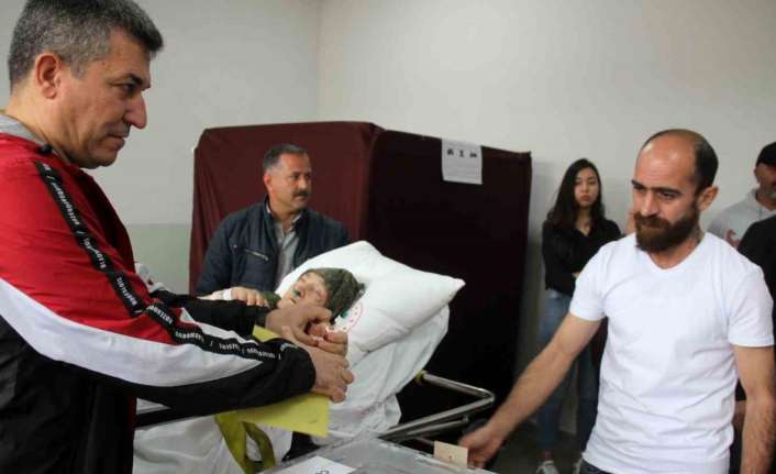 ERZİNCAN’DA, 13’NCÜ CUMHURBAŞKANLIĞI SEÇİMİ İÇİN YATALAK VE YÜRÜMEKTE ZORLANAN HASTA,