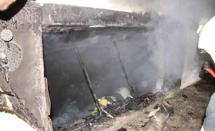 Erzincan’da 4 kişilik aile uykudayken çıkan yangın paniğe neden oldu.