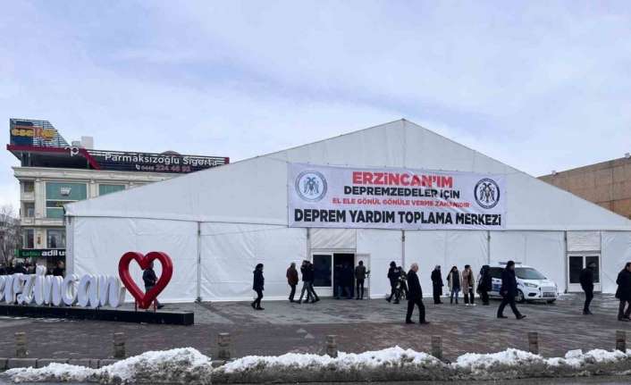 Erzincan’da, Kahramanmaraş merkezli yaşanan depremlerin hemen ardından Cumhuriyet Meydanına kurulan
