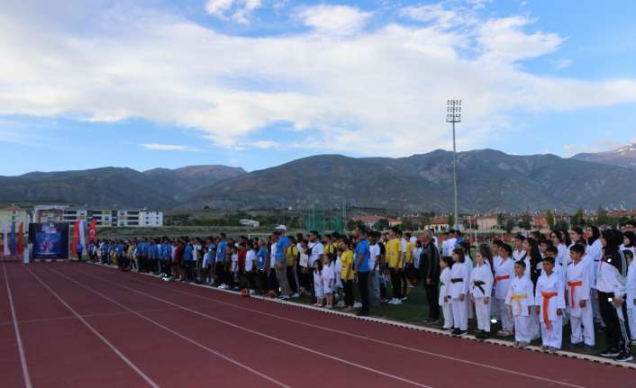 Erzincan'da yaz spor okullarının açılışı yapıldı. "Yaza hareketli giriyoruz" Erzincan'da "yaza hareketli giriyoruz" sloganı ile düzenlenen GSB Spor Okulları,