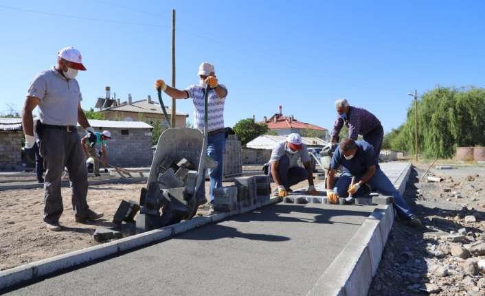 Erzincan Belediyesi Park ve Bahçeler Müdürlüğü ekipleri yeşil alan çalışmalarını
