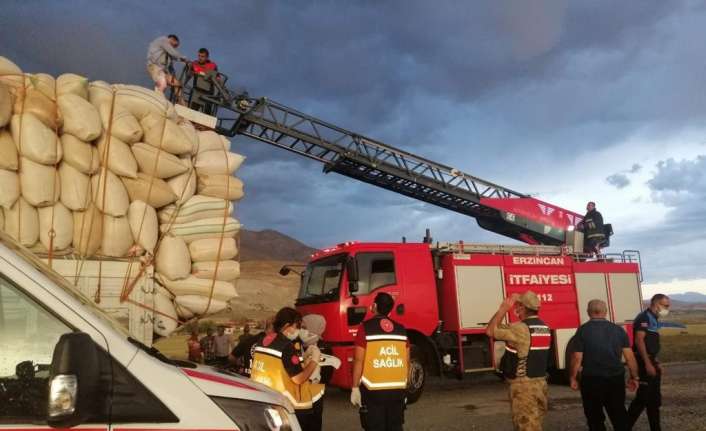 Erzincan’da etkili olan sağanakta kamyonun üzerine saman çuvallarını yüklerken yıldırım