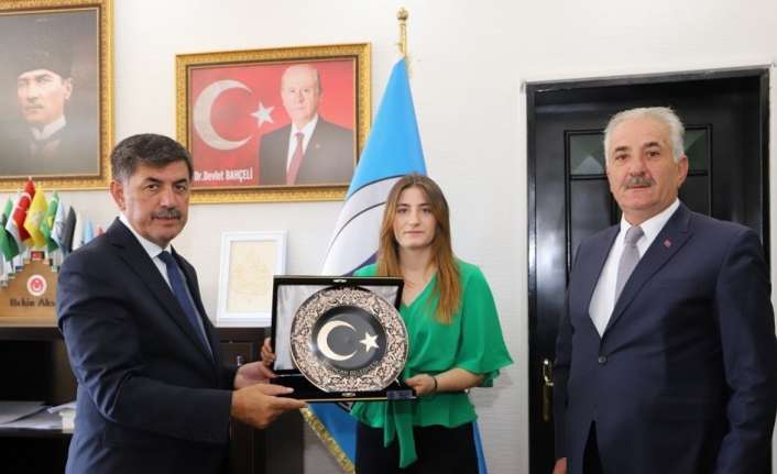 Erzincan’da yılın ahisi olarak seçilen marangoz Ali Gökçe, yılın kalfası