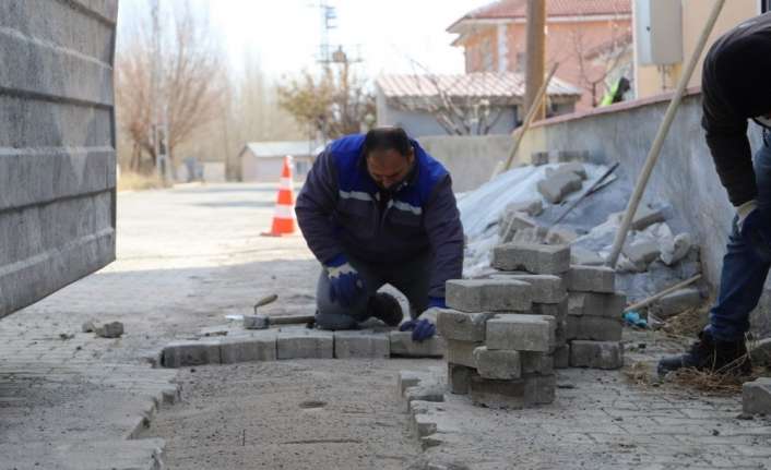 Erzincan Belediyesi Fen İşleri Müdürlüğü ekipleri hava şartlarının mevsim normallerinin