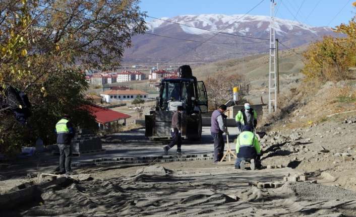 Erzincan Belediyesi Fen İşleri Müdürlüğü ekipleri şehir genelinde sürdürdükleri yol