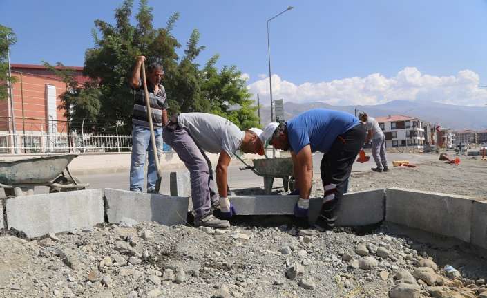 Erzincan Belediyesi Fen İşleri Müdürlüğü ekiplerinin yol ve kaldırım çalışmaları