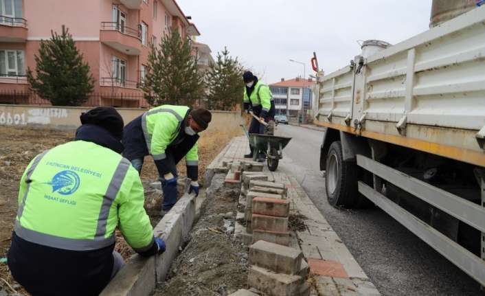 Erzincan Belediyesi Fen İşleri Müdürlüğü ekiplerince yol ve kaldırımlarda bakım