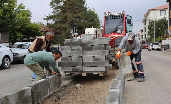 Erzincan Belediyesi yol yapım ve onarım çalışmaları kapsamında il genelinde