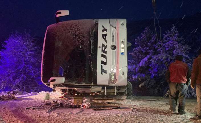 ERZİNCAN’DA YOLCU OTOBÜSÜ ŞARAMPOLE DEVRİLDİ: 2 ÖLÜ, 21 YARALI