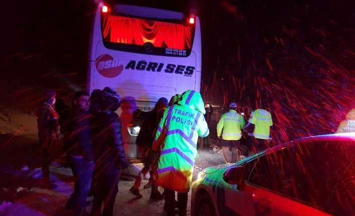 Erzincan’da etkili olan kar ve tipi trafik kazalarını da beraberinde
