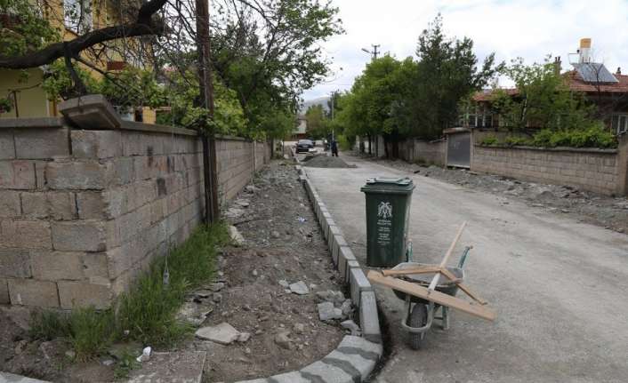Erzincan’da daha önce kaldırımı bulunmayan sokaklarda yeni kaldırım yapılırken, zamanla