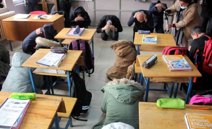 Erzincan’da Cumhuriyet Ortaokulunda Deprem Haftası etkinlikleri kapsamında 81 ille eşzamanlı