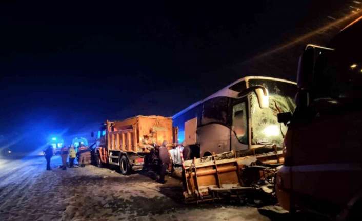 ERZİNCAN'DA ZİNCİRLEME TRAFİK KAZASI: 8 YARALI