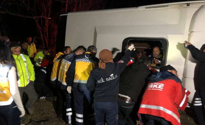 Erzincan’da gece saatlerinde yolcu otobüsünün şarampole uçması sonucu meydana gelen