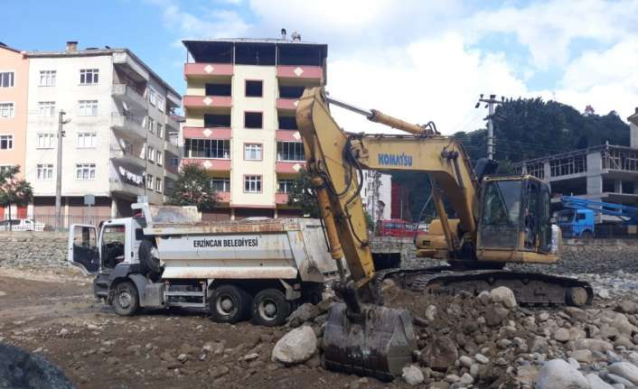 ERZİNCAN BELEDİYESİ, GİRESUN’DA MEYDANA GELEN SEL FELAKETİNİN YARALARININ SARILMASI İÇİN
