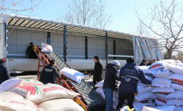 Malatya’da deprem nedeniyle yem sıkıntısı yaşayan hayvan üreticileri için, Erzincan