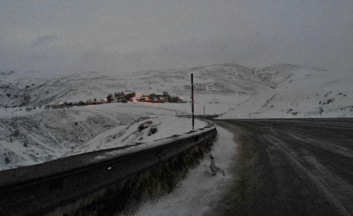Erzincan’da hava sıcaklıklarının mevsim normallerinin altına düşmesiyle kar yağışı etkili