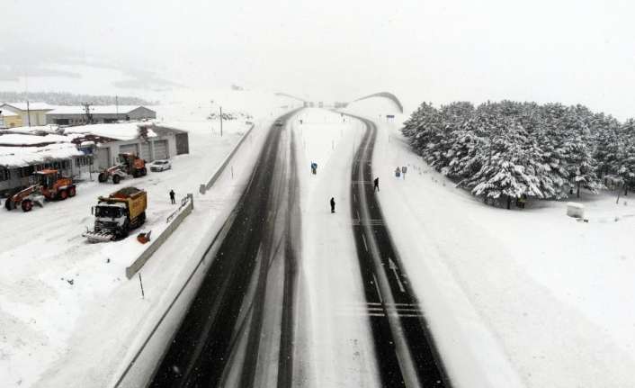 Erzincan’ın yüksek kesimlerinde trafiği aksatmayacak şekilde kar yağışı görülmeye başlandı.
