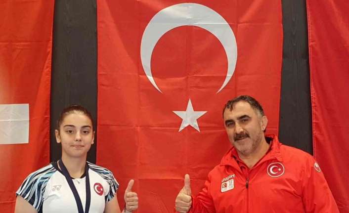 AVUSTURYA’DA DÜZENLENEN AUSTRİAN U17 OPEN 2023 TURNUVASINDA, ERZİNCANLI BADMİNTONCU ALEYNA