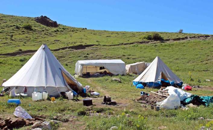Erzincan’da yaz aylarından yüksek rakımlı yaylalara çıkan göçerler zor hayat