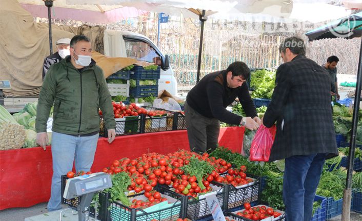 Erzincan’da Cumartesi günleri kurulan pazarda esnaflara, korona virüse önlem amaçlı