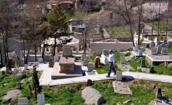ERZİNCAN’DA TÜRBESİ BULUNAN VE YAŞANAN BİR DEPREMDE 7 TALEBESİYLE BİRLİKTE