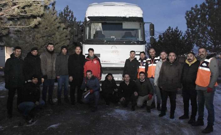 Erzincan’da tulum peyniri üreticiliği yapan Şavak Aşireti gençleri, kendi aralarında
