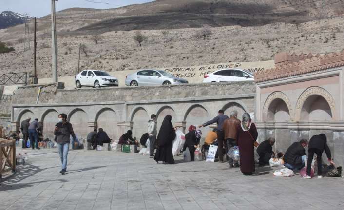 Erzincanlılar, Ekşisu Mesire Alanı’ndaki çeşmelerden akan doğal maden suyu ile