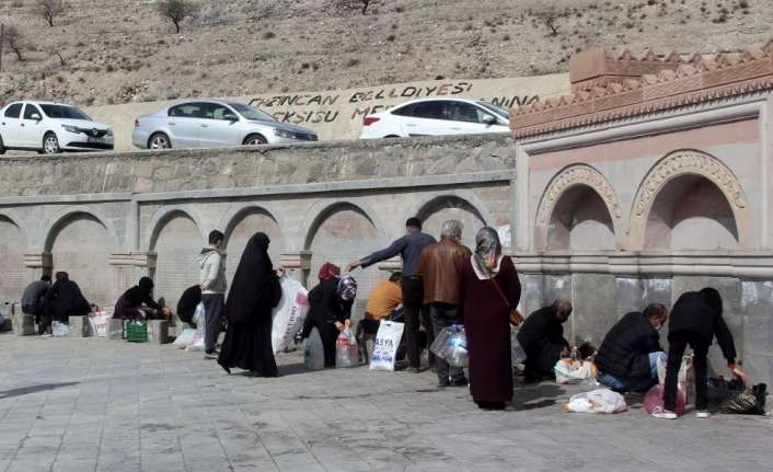 ERZİNCANLILAR 'EKŞİSU' İLE İFTAR AÇIYOR