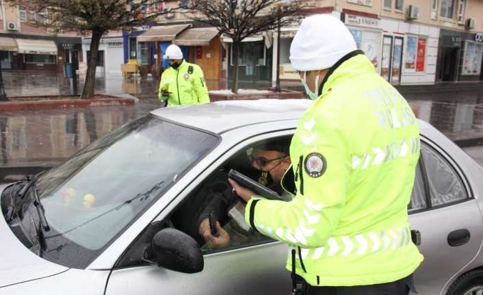 Erzincanlılar korona virüs önlemleri kapsamında uygulanan sokağa çıkma kısıtlamalarına uymayı