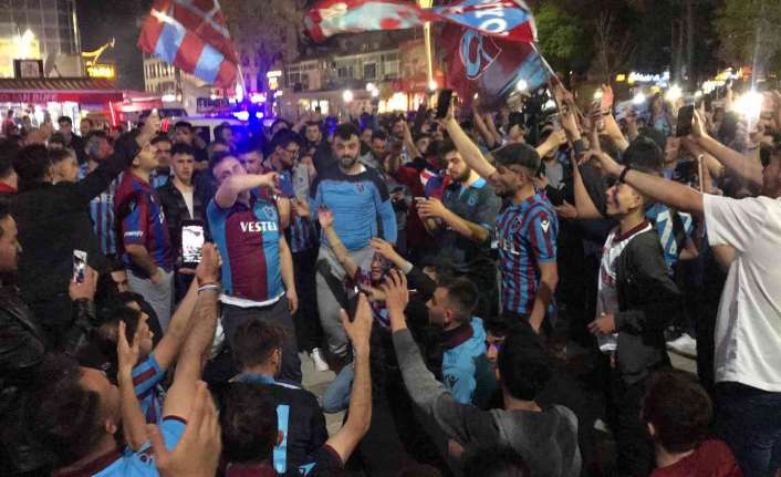 Erzincan’da Trabzonspor taraftarları şampiyonluk kutlamaları çerçevesinde sokaklara döküldü.