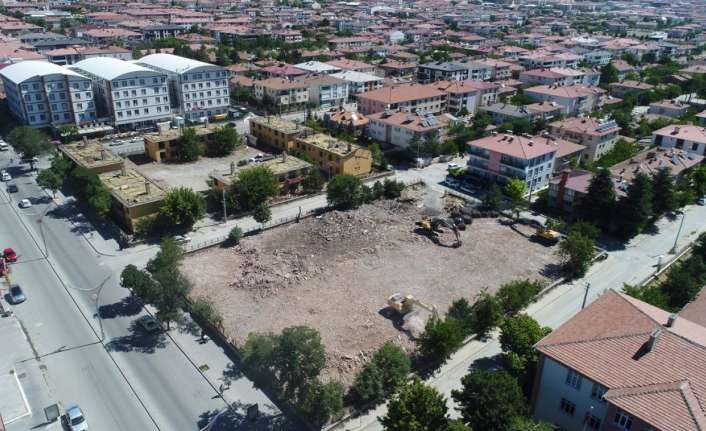 Erzincan’da, eski askeri lojmanların yıkım çalışmalarına başlandı.