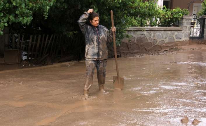 Erzincan’da etkili olan sağanak sonrası derelerden sel geldi.