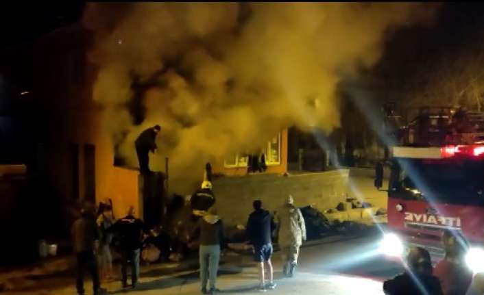 Erzincan’da gece saatlerinde fırının odunluk bölümünde çıkan yangın itfaiye ekiplerinin