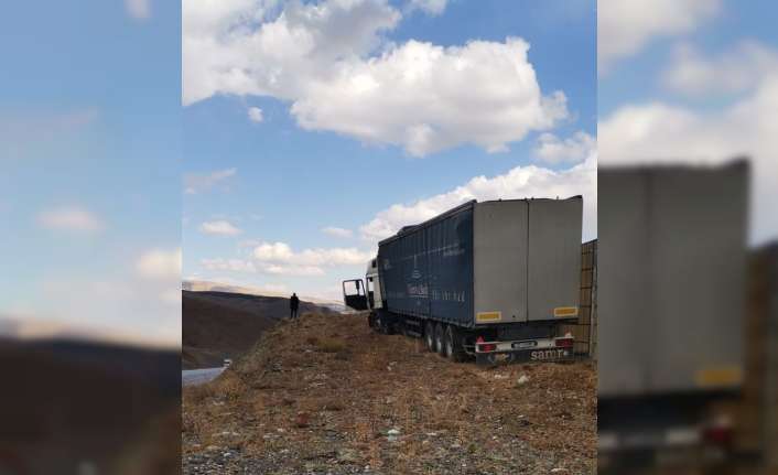 FRENİ PATLAYAN TIR KAÇIŞ RAMPASINDA DURDU