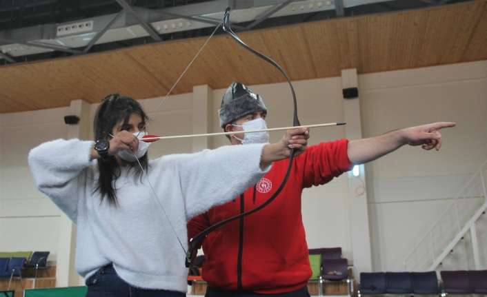 Erzincan Gençlik Merkezi’nde “Geleneksel Türk Okçuluğu” eğitimi başladı.