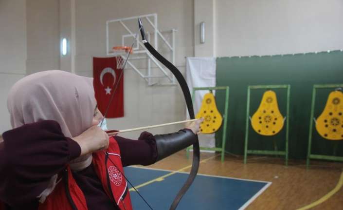 Erzincan Gençlik Merkezi’nde “Geleneksel Türk Okçuluğu” eğitimleri devam ediyor.