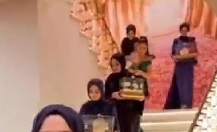 Düğünde takı töreni sırasında geline takılan altın ve setlerin görüntüsü