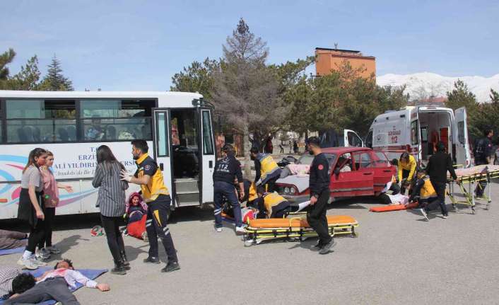 Erzincan’da 112 Acil Sağlık Hizmetleri ekipleri ve Sağlık Hizmetleri Meslek